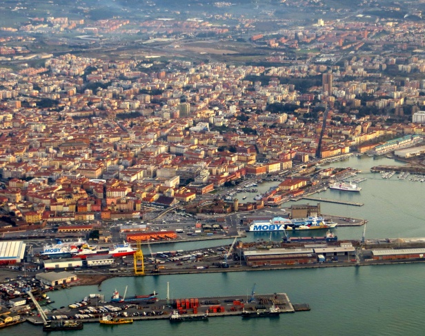 عمال ميناء بإيطاليا يرفضون تحميل أسلحة على متن سفينة متوجهة لإسرائيل